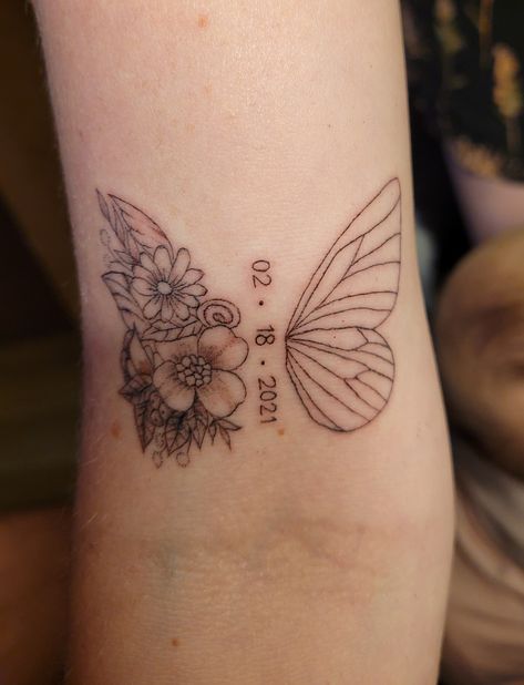 Woman Tattoo Butterfly, Half Butterfly Half Flower Tattoo With Date, Butterfly Tattoo With Date Of Birth, Butterfly Tattoo With Birthday, Mariposa Flower Tattoo, Birth Flower Tattoos With Dates, Carnation Flower Tattoo With Butterfly, Butterfly With Carnation Tattoo, Butterfly Birthday Tattoo