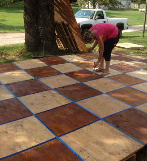 Build for the wedding, dance floor out of pallets Backyard Wedding Reception Ideas Diy, Diy Wedding Dance Floor, Dance Floor Diy, Seating Chart Wedding Diy, Diy Architecture, Outdoor Dance Floors, Wedding Dance Floor, Diy Outdoor Weddings, Diy Backyard Wedding