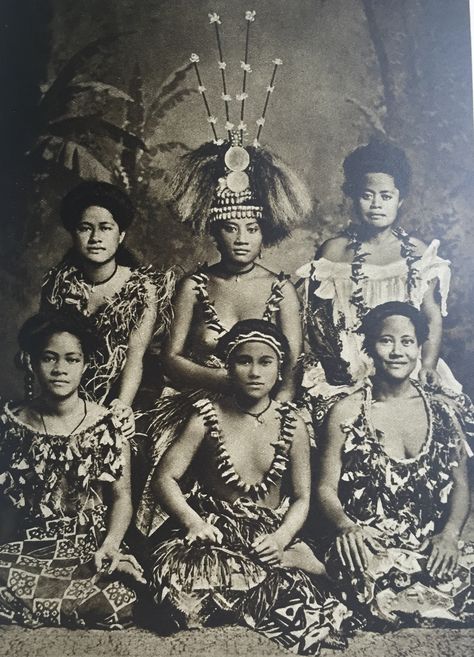 Samoan Dance, Samoan People, Samoan Women, Polynesian Women, Polynesian Dance, Maori People, Polynesian Art, Indigenous Americans, Polynesian Culture