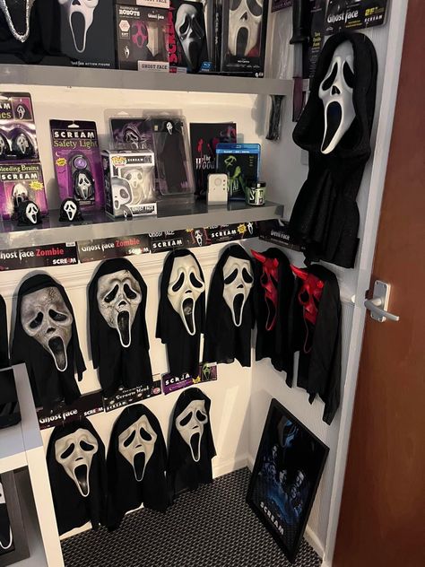 Scream Movie Room Decor, Ghost Face Bedroom, Ghost Face Decor, Ghostface Room Decor, Ghost Face Room Decor, Scream Collection, Scream Themed Room, Scream Themed Bedrooms, Scream Room Decor