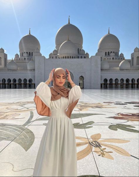 @ selinlma ( ig ) Dubai Mosque Outfit, Abu Dhabi Outfits, Muslim Photoshoot, Aesthetic Outfits Modest, Trips Aesthetic, Dubai Pictures, Dubai Women Fashion, Red Hijab, Dubai Photoshoot