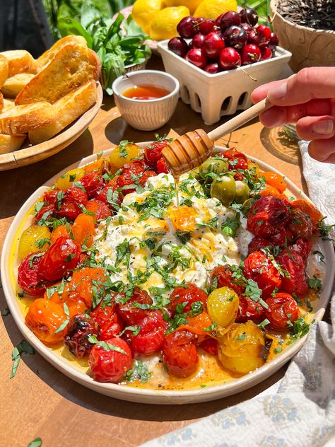 (Air Fryer) Italian Roasted Cherry Tomato & Burrata Crostini Air Fryer Burrata, Cherry Tomato Burrata, Burrata Crostini, Ricotta Crostini, Roasted Red Pepper Dip, Summer Appetizers Easy, Fried Artichoke, Crostini Appetizers, Baguette Recipe