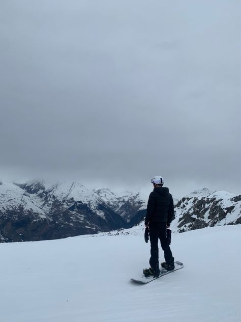 #frenchalps #alps #snowboarding #snowboard #skiing #aesthetic #boy #mountains #aesthetic #theapls #apresski #apres Ski Aesthetic Men, Snowboarding Aesthetic Men, Winter Boy Aesthetic, Twisted Hate Book Aestethic, Guy Skiing, Like Snow We Fall, Snowboard Men, Karla Sorensen, Snowboard Aesthetic