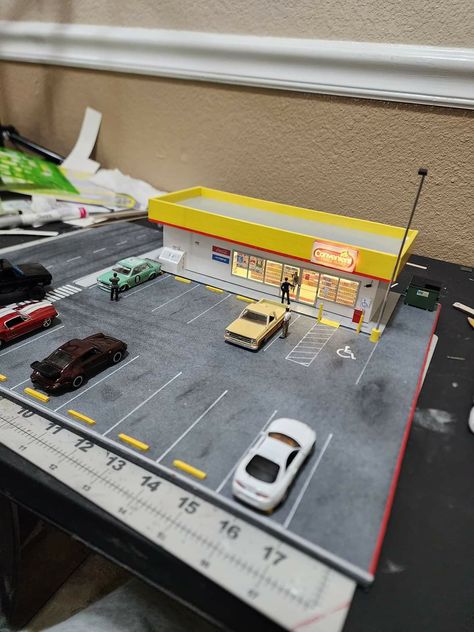 Hotwheels Garage Ideas, Hot Wheels Parking Garage, Car Diorama Ideas, Diorama Garage 1/64, Hotwheels Collections, Hot Wheels Garage Diy, Stututu Turbo, Hot Wheels Cars Display, Hot Wheels Diorama