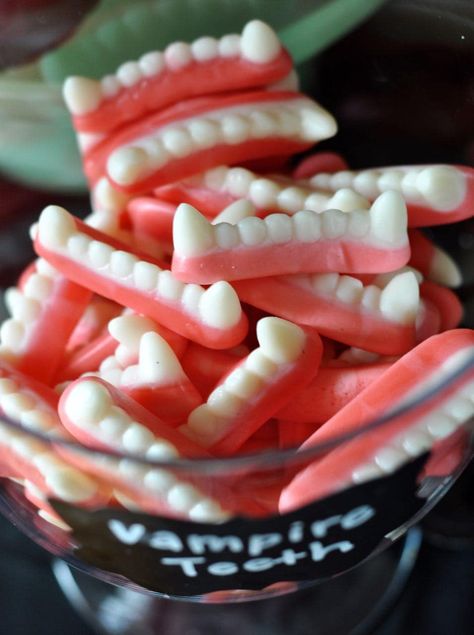 Twilight Movie Night, Tvd Party, Vampire Theme Party, Vampire Halloween Party, Vampire Birthday, Witch Halloween Party, Twilight Party, Food Decoration Ideas, Halloween Deserts