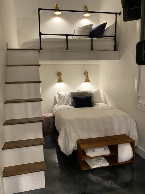 Loafbed Room Ideas, Small Room With Loft Bed, Bunkee House, 2 Beds In One Room Ideas Aesthetic, Loft Type Bedroom, Tiny Loft House, Shared Room Ideas, A Loft Bed, Loft Style Bedroom