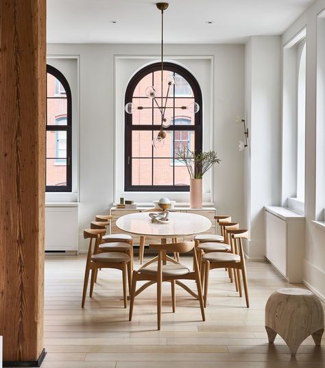 The massive pre-war windows of this chic Tribeca loft flood the dining room with light. Dining Room Lighting Ideas, Tribeca Loft, Room Lighting Ideas, Loft Living, Luxury Loft, Arched Windows, Dining Room Inspiration, Room Lighting, Family Living