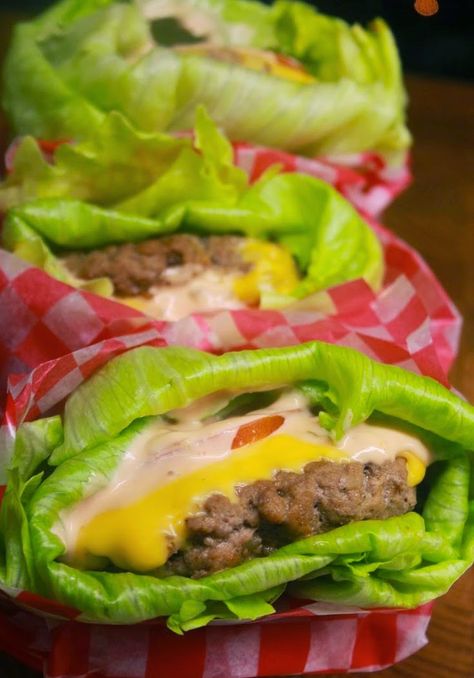 Low Carb Lettuce Wrapped Burgers Low Carb Burger, Diet Vegetarian, Favorite Comfort Food, Idee Pasto Sano, Corn Dogs, Diet Keto, Comfort Foods, No Carb Diets, Low Carb Diet