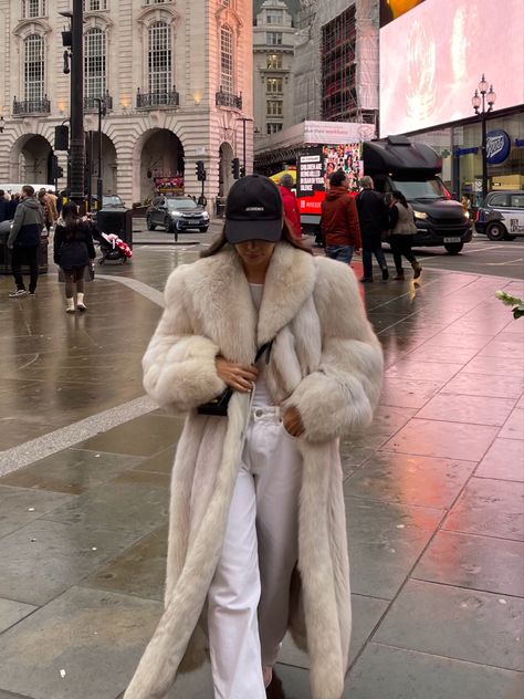 Fur Coat And Hat Outfit, Long Fluffy Coat Outfit, Fur Coat And Hat, Teddy Trench Coat Outfit, Fur Coat Aesthetic Outfit, Cream Fur Coat Outfit, Beige Fur Coat Outfit, Fur Outfits Women, White Fur Outfit