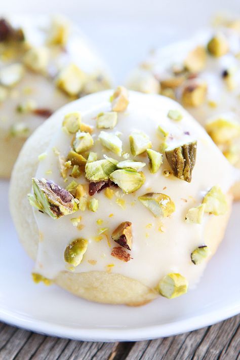 Orange Pistachio Cookie Recipe on twopeasandtheirpod.com Orange butter cookies with a sweet orange glaze and chopped pistachios. These cookies are amazing! Orange Butter Cookies, Pistachio Cookie, Orange Pistachio, Lemon Desserts Easy, Lemon Pistachio, Orange Butter, Pistachio Dessert, Lemon Cookies Recipes, Lemon Dessert