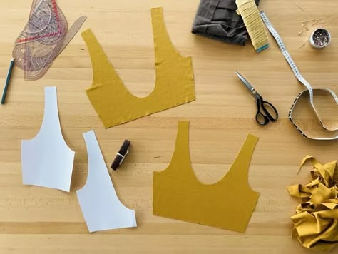 In this article, I will show you how to sew a simple lambada bra. These sewing instructions are for the pattern for women's bra top (lambada bra) SIMPLY. This simple low support bra is suitable for women with cup sizes A to C (UK). For more support, the front can be sewn from two layers of fabric. There is no fastening on the back of this bra (simply pull the bra over your head). Women’s lambada bra SIMPLY is suitable for leisure, sports (yoga, pilates, etc.), or for sleeping. The… How To Sew Sports Bras, Sport Bra Pattern Sewing Free, Diy Sports Bra Pattern, Free Sports Bra Sewing Pattern, Sew Bra Pattern, Bra Pattern Free How To Make, Balconette Bra Pattern, Diy Clothes Sewing Patterns, Bra Making Pattern