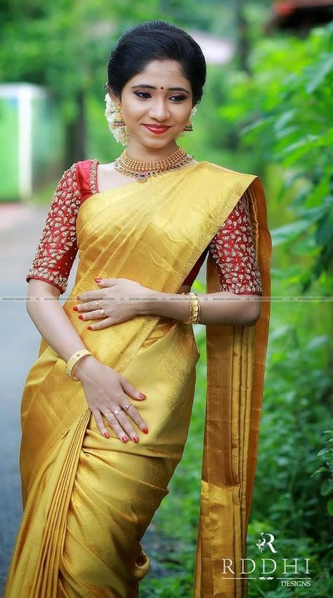 Golden Saree Blouse Designs, Saree With Contrast Blouse, Kerala Saree Blouse, Kerala Saree Blouse Designs, Golden Saree, Indian Bridal Sarees, Kerala Wedding, Pattu Saree Blouse Designs, Saree Blouse Neck Designs