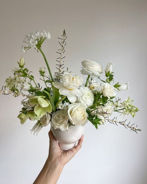 Kimberly | Socal Wedding Floral Designer on Instagram: "White with touches of greens 🍃  These arrangements may be small, but they come with so much character. The textures in these arrangements are everything.  . . . . . #chloerosedesign #florist #floraldesigner #floristry #weddingflorist #eventflorist #socalflorist #centerpiece #flowerarrangement #floralarrangement #whiteflower #freshflowers #flowersoftheweek #flowercenterpiece #centerpiecesideas #centerpiecesforweddings #centerpices #arrangementflower #weddinginspiration #weddinginspo" Minimalist Floral Arrangements Wedding, White Green Floral Arrangements, Small Wedding Arrangements, Small Wedding Floral Centerpieces, Costco Flower Arrangements, Small Floral Centerpieces Wedding, Green Floral Arrangements Wedding, White Green Flower Arrangements, White And Gold Flower Arrangements