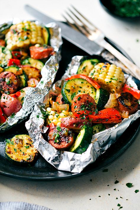 These delicious and easy tin foil packets are so quick to assemble! They are packed with sausage, tons of veggies, and the best seasoning mix. Recipe via chelseasmessyapron.com Veggies Dinner, Tin Foil Dinners, Sausage And Veggies, Foil Pack Dinners, Foil Packet Dinners, Foil Pack Meals, Foil Dinners, Chicken Burgers Recipe, Pastas Recipes