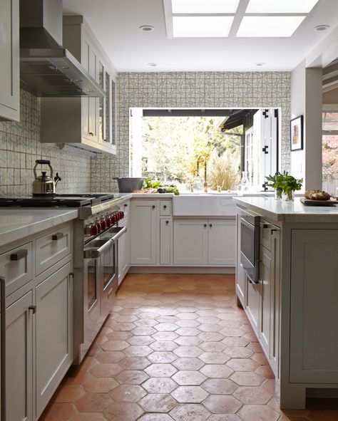 Photography: John Merkl   www.johnmerkl.com/   View more: http://stylemepretty.com/vault/gallery/38535 Terra Cotta Kitchen Floor, Kitchen Floor Tile Design, Dapur Rustic, Tiled Flooring, Trendy Kitchen Tile, California Bungalow, Kabinet Dapur, Terracotta Floor, Bungalow Homes