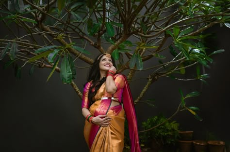 Maternity Shoot Traditional, Maternity Photoshoot Poses In Saree, Maternity Photography Saree Poses, Maternity Photography Poses Single, Valakappu Photos, Maternity Photography Traditional, Saree Maternity Photoshoot, Baby Shower Poses Mom, Maternity Shoot In Saree