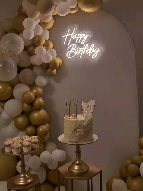 18th Decorations Party, Aesthetic 18th Birthday Decoration, 16 Golden Birthday Ideas, White And Golden Decoration, Decorating Ideas For 18th Birthday Party, All Gold Birthday Party, 18th Birthday Decor Ideas, Asthetic Bday Decoration, Golden Bday Aesthetic