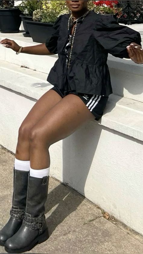 Adidas Shorts Outfit, Biker Boots Outfit, Traje Cowgirl, Adidas Shorts Women, Shorts Outfits, Shorts Outfit, Cowgirl Outfits, Adidas Shorts, Festival Looks