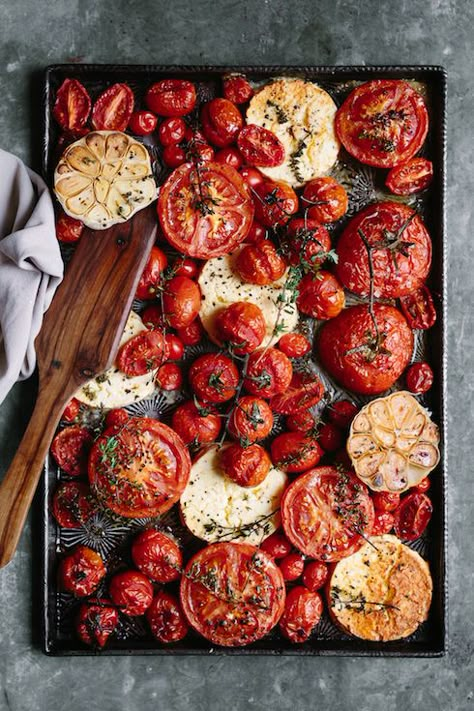 Sommer Mad, Thyme Recipes, Baked Tomatoes, Think Food, Tomato Recipes, Vegetable Dishes, Salmon Recipes, Beautiful Food, Brie