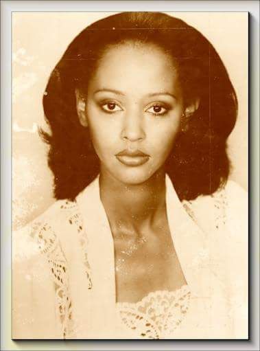 DEBORAH JONES is the Real Deena Jones of Dreamgirls.  A former Supermodel in Detroit when at the high of her career model was one of the top models along with Beverly Johnson and Naomi Sims.  She is also the stepmother of Variety Chenevert aka Nichole Rosalyn Elaine (Rene) Ballard-Jones Classic Black Beauty, Beverly Johnson Model, 1970s Black Women, Deena Jones, Naomi Sims, 70s Black Women, Black Hollywood Glamour, Beverly Johnson, Media Makeup