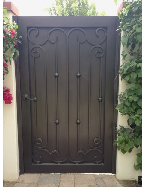 Iron Main Gate Design, Modern Main Gate Designs, Gate Design Modern, Backyard Gates, Metal Garden Gates, Iron Garden Gates, Home Gate, Gate Wall Design, Gate Decoration