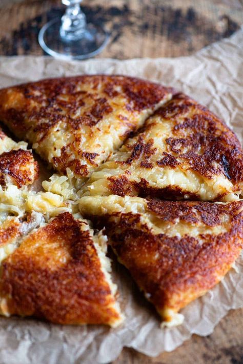 Frico (Cheesy, Potato and Onion Cake) - Inside The Rustic Kitchen Onion Cake, Perfect Potatoes, Italian Cooking Recipes, Potato Ideas, Potatoes Dauphinoise, Italian Side Dishes, Italian Christmas Recipes, Food Potatoes, Eggplant Recipes Parmesan