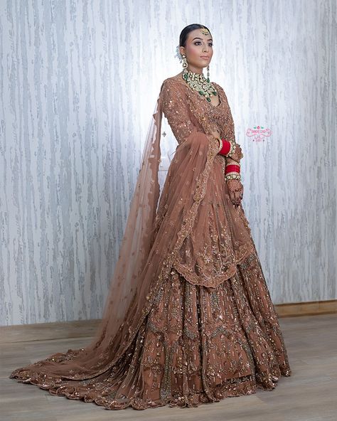 Peach Lengha Bridal, Peach Bridal Lehenga, Gold Lehenga Bridal, Lehenga Makeup, Rose Gold Clothes, Peach Lehenga, Rose Gold Bride, Gold Lehenga, Bridal Lengha