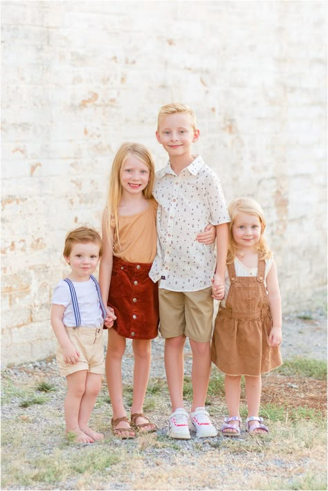 Young Sibling Photography, Kid Picture Poses, 4 Siblings, Sibling Photography Poses, Sibling Photo Shoots, Cousin Photo, Rice Photography, Sibling Pictures, Large Family Photos