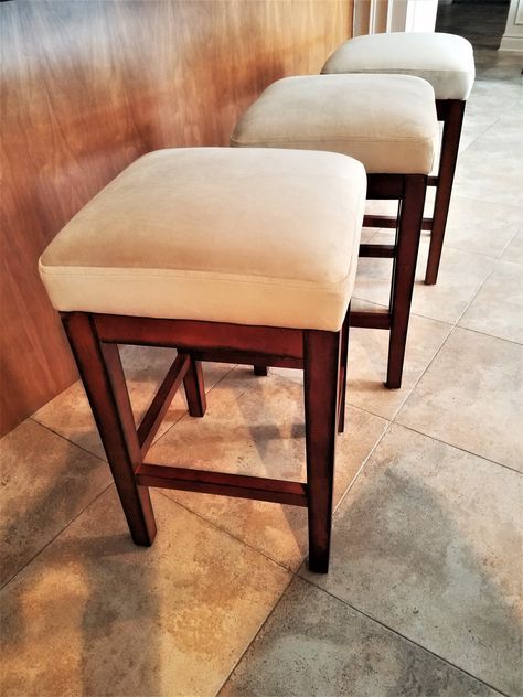 Video tutorial: How to reupholster a bar stool seat in ONE HOUR! All DIY... Reupholster An Ottoman, Reupholster Bar Stools, How To Reupholster An Ottoman, Cabinet Detail, Recovering Chairs, Diy Bar Stools, Diy Furniture Chair, Diy Stool, Bar Stool Seats