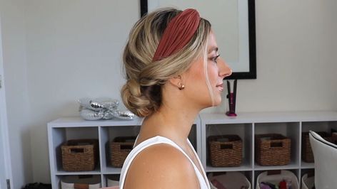 This is a guide to quick and simple headband hairstyles. Learn how to do cute hairstyles with headbands on medium to long hair using these easy step-by-step tutorials. Cute Hairstyles With Headbands, Hippie Headband Hairstyles, Braided Headband Updo, Knotted Headband Hairstyle, Hairstyles With Headbands, Cute Headband Hairstyles, Long Ponytail Hairstyles, Healthy Curly Hair, Updo With Headband