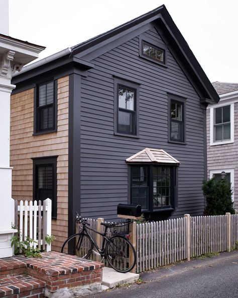 Beach house palette inspiration: traditional shingle and clapboard updated with a modern noir hue for dramatic contrast. | Design by @heincozzi | 📸 by @justine.hand Dark Exterior House Colors, Dark Exterior House, Benjamin Moore Wrought Iron, Steel Homes, Benjamin Moore Exterior, Awesome Houses, Clapboard Siding, Black Houses, Gray House