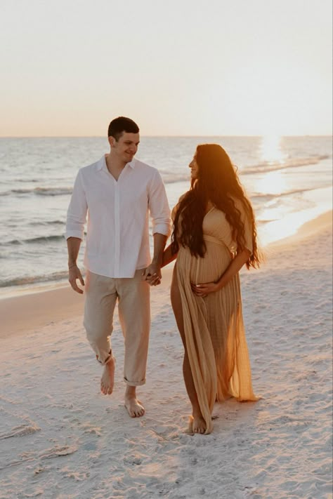 Foto Gender Reveal, Maternity Instagram, Pregnancy Photoshoot Beach, Maternity Shoot Beach, Couple Maternity Poses, Beach Maternity Pictures, Beach Maternity Photoshoot, Maternity Photography Beach, Maternity Studio Photoshoot