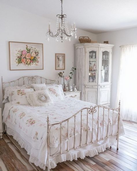 Shabby Chic Cottage Decor, Cute Guest Room, Shabby Chic Bedrooms On A Budget, Shabby Chic Bedroom Ideas, White Shabby Chic Bedroom, Shabby Chic Decor Ideas, Cottage Romance, Vintage Shabby Chic Bedroom, Shabby Chic Bed