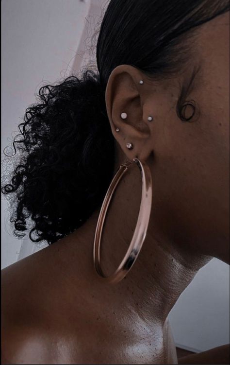 Top Ear Piercing, Different Ear Piercings, Black And White Snake, Unique Ear Piercings, Cute Nose Piercings, Ear Piercings Chart, Snake Tattoos, Pretty Ear Piercings, Cool Ear Piercings