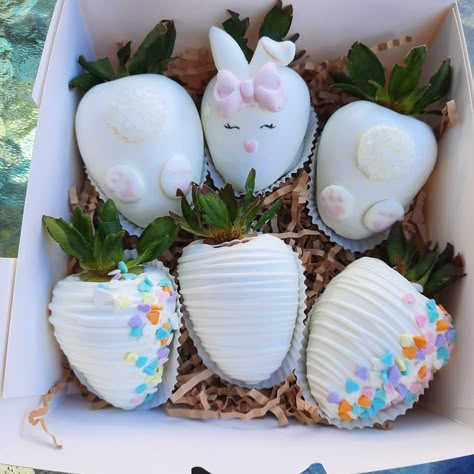 Easter Themed Strawberries, Easter Dipped Treats, Easter Covered Strawberries, Easter Chocolate Strawberries, Easter Strawberries Ideas, Easter Chocolate Covered Treats, Bunny Chocolate Covered Strawberries, Easter Sweets Ideas To Sell, Easter Strawberries Chocolate Covered