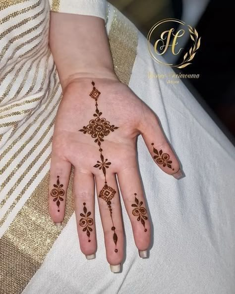 Mehendi Designs Fingers, Mehndi Tips, Simple Bridal Henna, Minimalist Mehendi Designs, Minimalist Mehendi, Trending Mehndi Designs, Mehndi For Beginners, Mehndi Mandala, Simple Henna Designs Hand