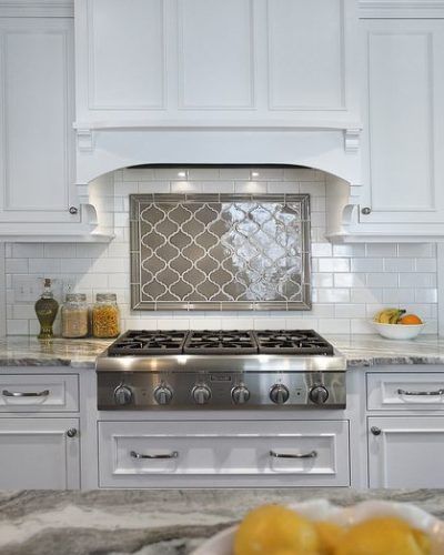 Behind Stove Backsplash, Modern Farmhouse Kitchen Backsplash, Farmhouse Kitchen Backsplash Ideas, Diy Tile Backsplash, Trendy Kitchen Tile, Kitchen Hood Design, Trendy Kitchen Backsplash, Farmhouse Kitchen Backsplash, Stove Backsplash