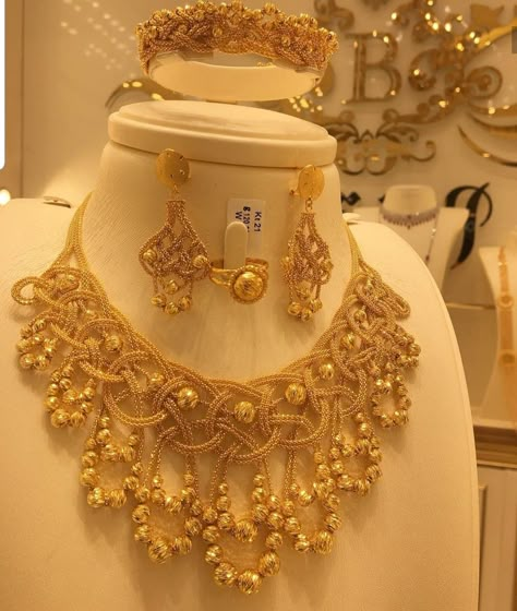 Dubai Gold Jewelry Necklaces Bridal, Pakistani Gold Jewelry, Floral Gold Necklace, Gold Necklace Ideas, Stylish Gold Earrings, Engagement Ring Non Traditional, Women Gold Chain, Necklace Women Gold, Simple Gold Necklace