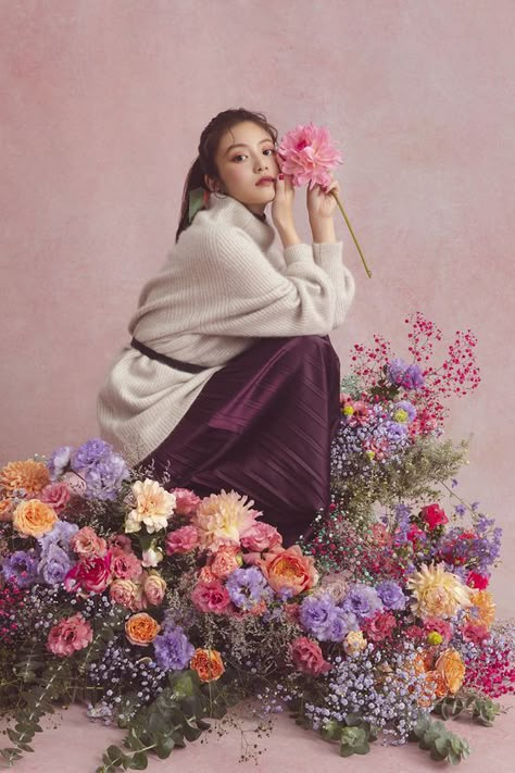 Flower Fashion Photography, Photoshoot With Flowers, Floral Photoshoot, Flower Shoot, Mio Imada, Shooting Studio, Studio Photography Fashion, Flower Photoshoot, 사진 촬영 포즈