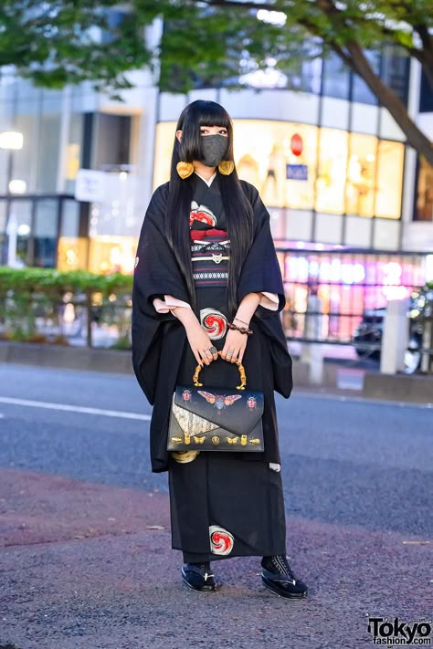 Modern Kimono Fashion Outfits, Kimono Streetwear, Kimono Outfit Japanese, Modern Kimono Fashion, Kimono Street Style, Zori Sandals, Japanese Kimono Fashion, Bamboo Handle Bag, Kimono Modern