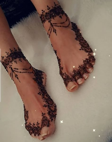 Mehendi Designs Palm, Minimalist Mehendi Designs, Minimalist Mehendi, Modern Mehndi Design, Wedding Henna Designs, Henna Style Tattoos, Henna Inspired Tattoos, Modern Mehndi, Foot Henna