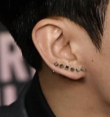 Jungkook Piercing Ear, Jungkook's Piercings, Jungkook Ear Piercings, Jungkook Earrings, Brady Potter, Jungkook Piercing, Игрушки Funko Pop, Unique Ear Piercings, Ear Peircings