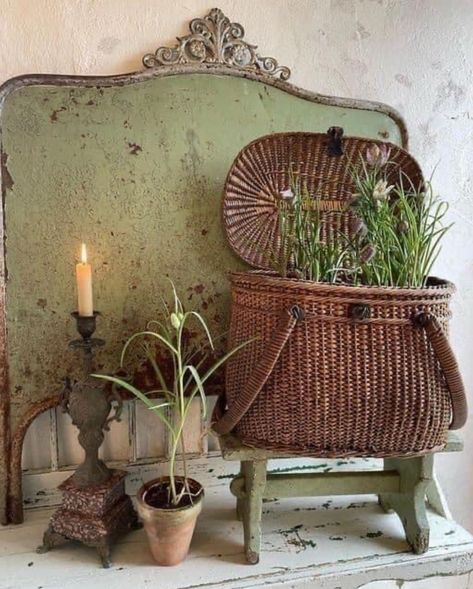 Elegant Rustic Home Decor Bedroom, Spring Cloche Ideas Vignettes, Wicker Basket Decor, Vintage Booth Display, Vibeke Design, Antique Booth Ideas, Vintage Booth, Vintage Vignettes, Antique Booth