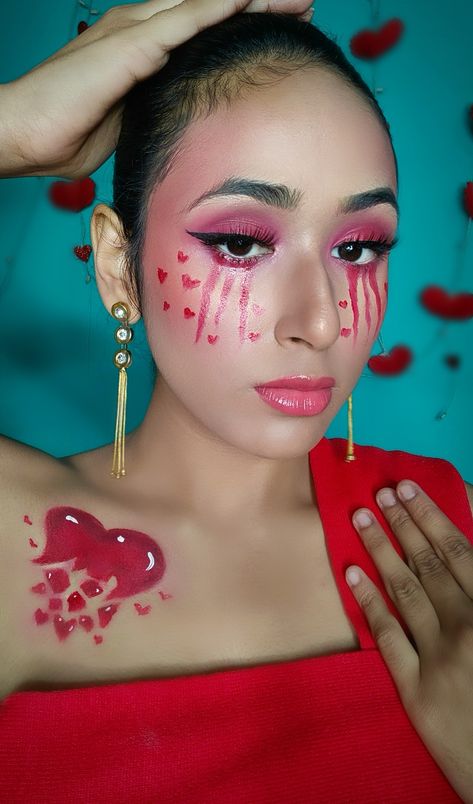 HEARTBREAK LOOK 💔❤️‍🩹 Heartbreak Makeup Looks, Heartbreak Makeup, Broken Makeup, Creative Eye Makeup, Creative Eye, Costume Ideas, Beauty Tips, Face Paint, Beauty Makeup