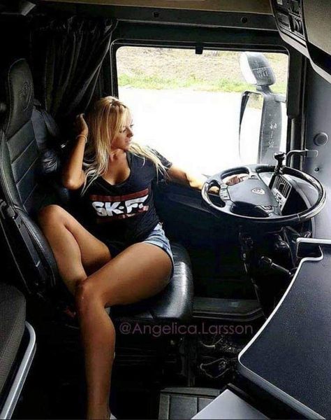 Women In Trucking, Lisa Kelly Trucker, Women Truck Driver, Female Trucks, Truk Besar, Lisa Kelly, Tractor Trailer Truck, Biker Photoshoot, Women Trucker