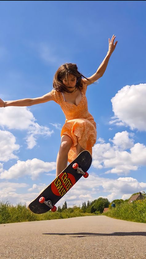 Posing With Skateboard, Girl Skateboarding, Santa Cruz Photoshoot, Summer Skateboarding, Woman Skateboarding, Skater Girl Photoshoots, Skater Chick, Skateboard Aesthetic, Skateboard Fashion