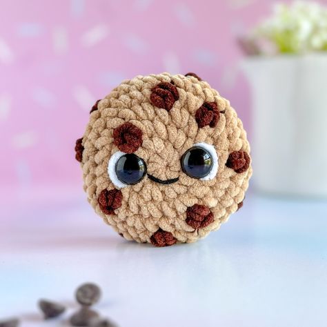 These Crochet Mini Chocolate Chip Cookies are so sweet! Tester call coming soon!! 🍪🧶 #chocolatechipcookies #crochetcookie #amigurumiplush #comingsoon #newpattern Cookie Crochet, Crochet Cookie, Mini Chocolate Chip Cookies, Plushie Crochet, Crochet Patterns Free Beginner, Easy Crochet Projects, Crochet World, Fun Crochet Projects, Mini Chocolate Chips