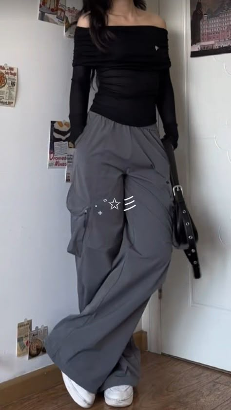 Korean Fashion Black Pants, Dark Grey Cargo Pants Outfit, Grey Cargos Outfit, Grey Cargo Outfit, Grey Cargo Pants Outfit, Fancy Casual Outfits, Parachute Pant, Parachute Cargo, Pant For Women