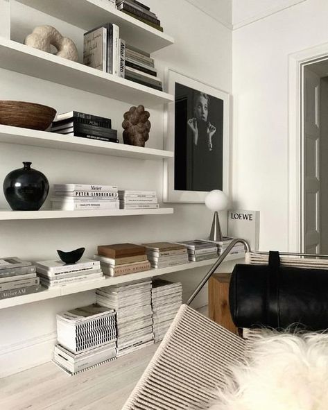 HOW TO STYLE A BOOKCASE LIKE A PRO - interior design tips & tricks for the perfect shelfie — Gatheraus Styling A Bookcase, Home Inspiration, Apartment Inspiration, Interior Deco, Living Room Inspo, Apartment Interior, Interior Inspo, Interior Design Tips, Interior Design Inspiration