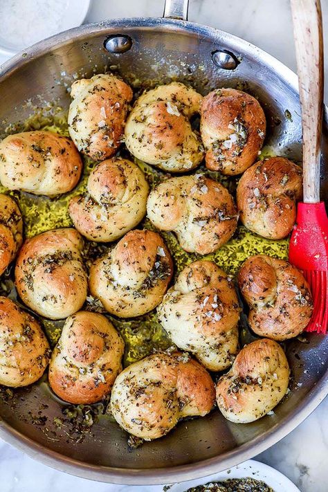 These addicting, oregano-flecked garlic knots from Foodiecrush are made with pizza dough for a finger licking good snack, appetizer or sauce sopper-upper at any meal. Cinnamon Roll Turkeys, Garlic Knots Recipe, Italian Pizza Recipe, Pesto Pizza, Garlic Knots, Foodie Crush, Grilled Pizza, Pizza Recipes Dough, Bread Muffins